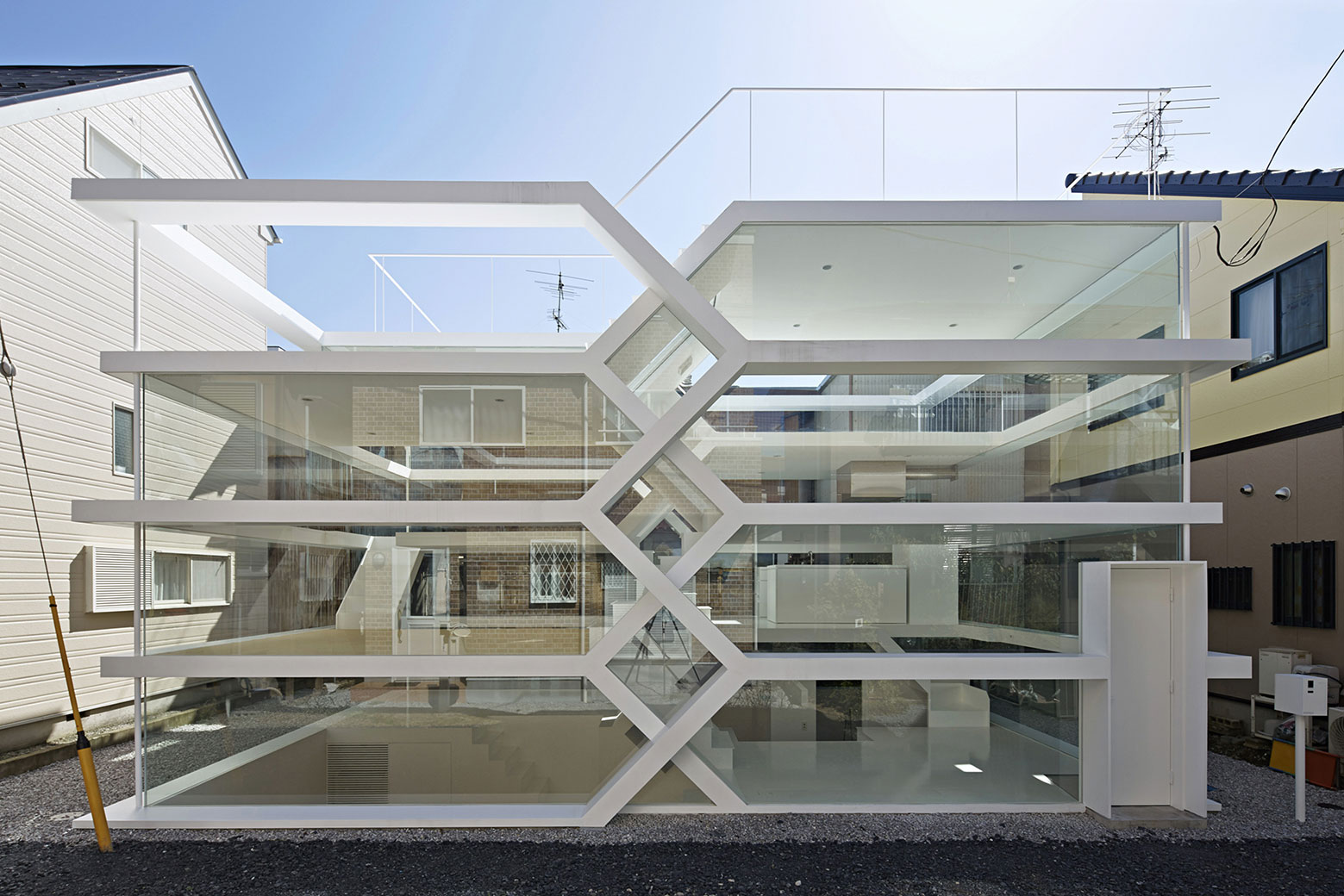 Концептуальный проект «прозрачного» дома со стеклянными стенами в минималистском стиле