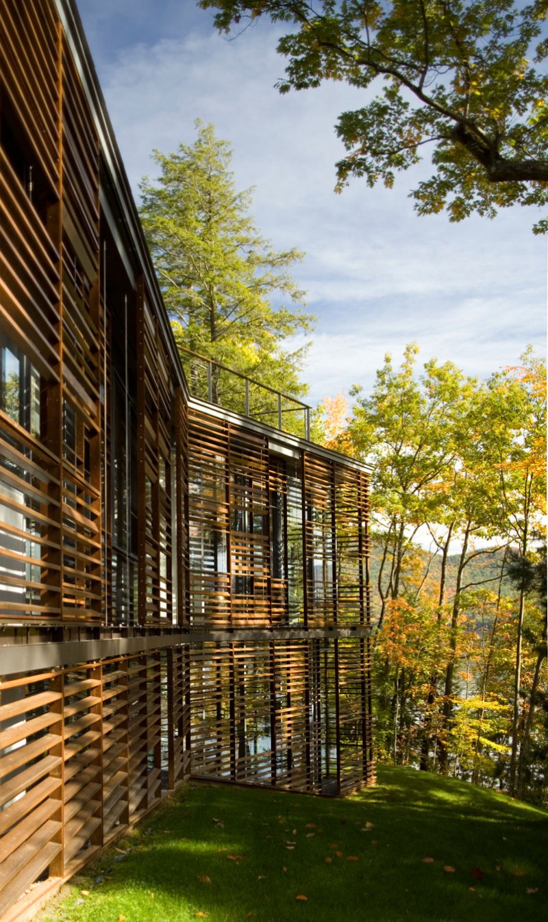 Затенённая загородная резиденция у лесного озера от gluck+ как центр семейного отдыха, штат нью-йорк, сша