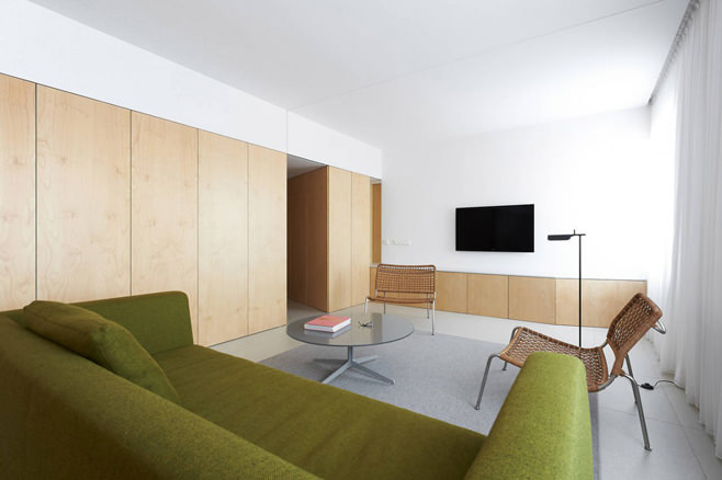 Максимальный стиль минимализм – лабиринт из встроенных шкафов в смелом дизайне интерьера квартиры
