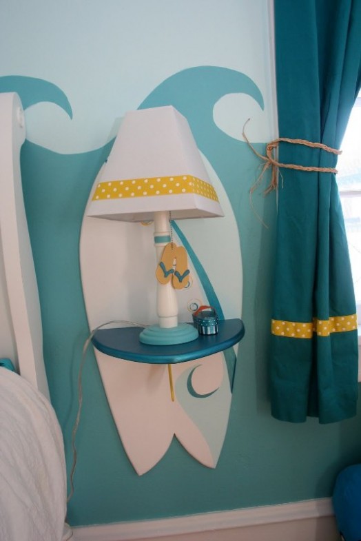 Дивный интерьер спальни для маленькой девочки в сёрфинг-стиле