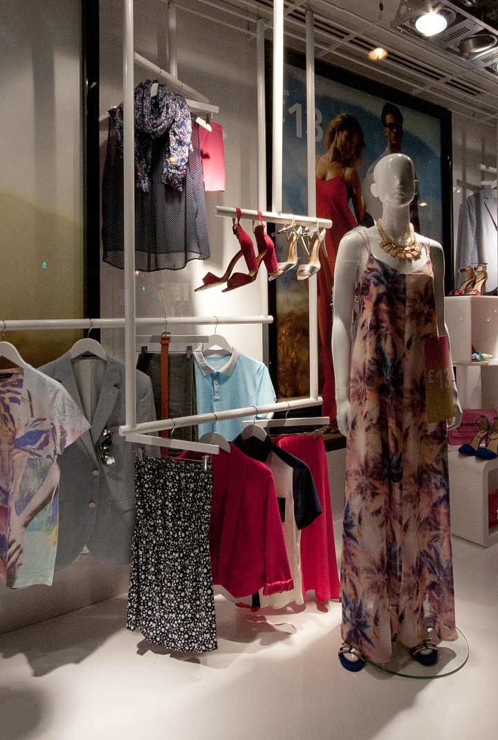 Экспрессивный дизайн витрин для магазина повседневной одежды primark, весна 2014, лондон
