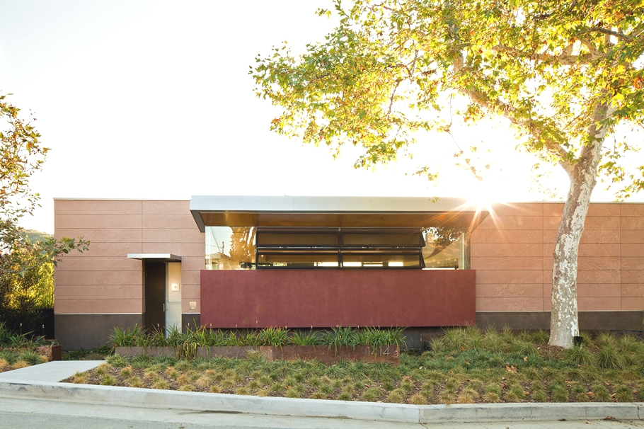 Солнечный дом sycamore в компании платанов: экологическое отношение к пространству от kovac architects, калифорния