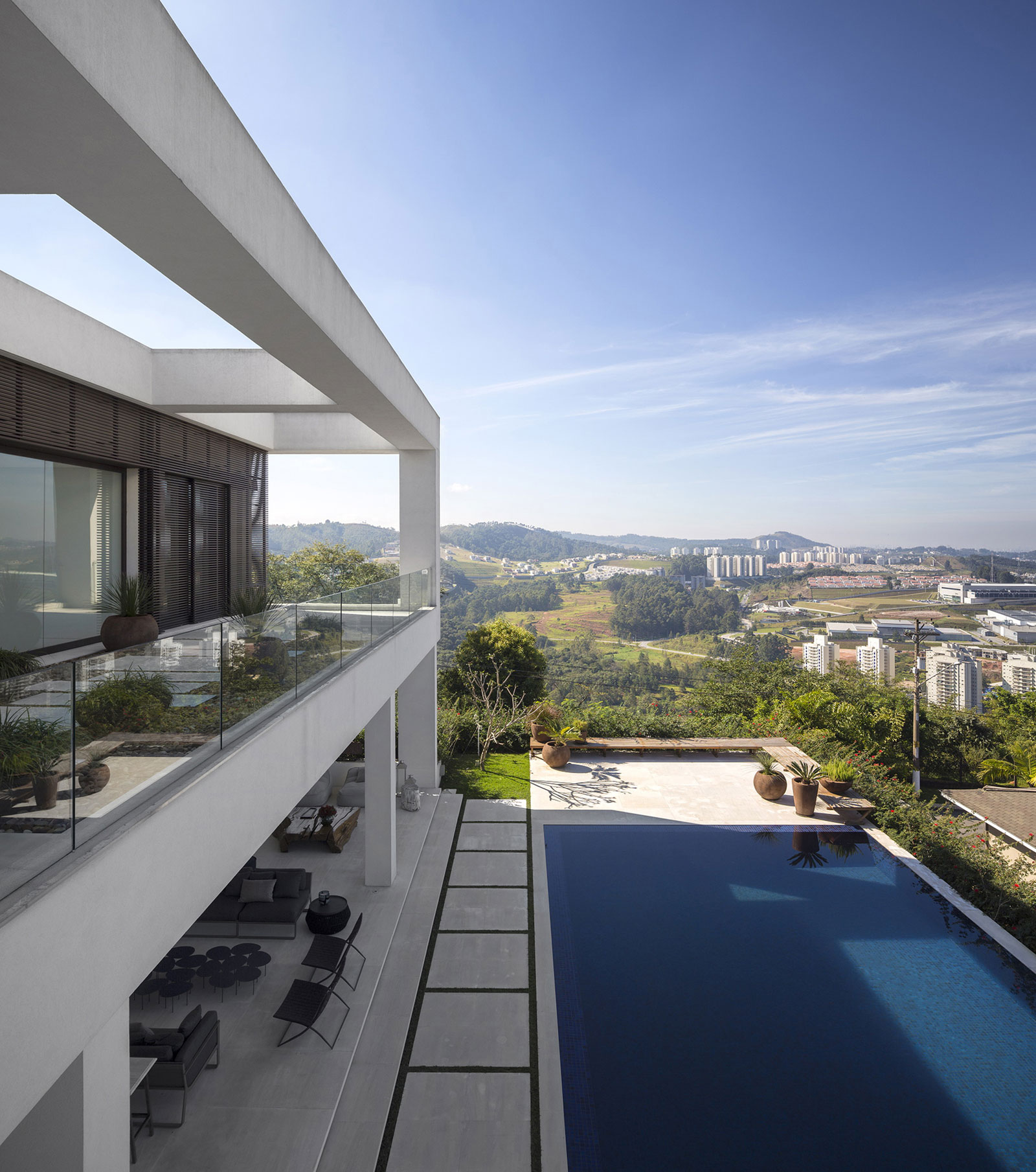 Проект дома с бассейном: фешенебельный трёхэтажный особняк в бразилии