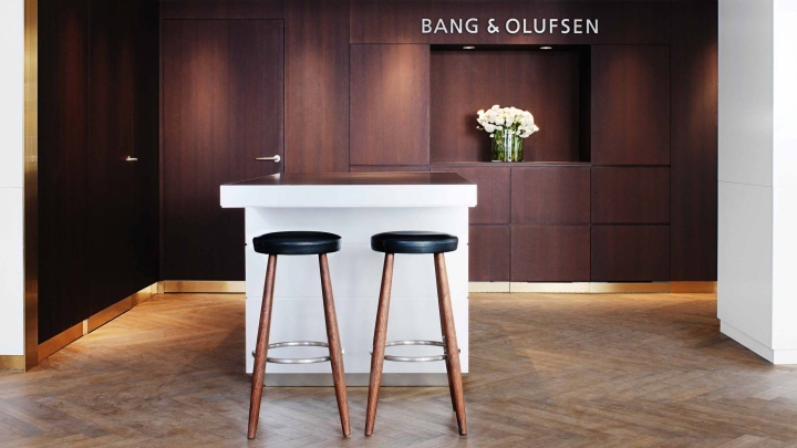 Классика и современность в шведском магазине bang #038; olufsen