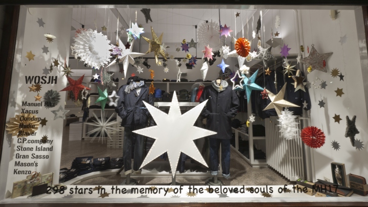 298 Звезд в рождественской витрине магазина одежды в амстердаме в память о погибших при крушении самолета mh17