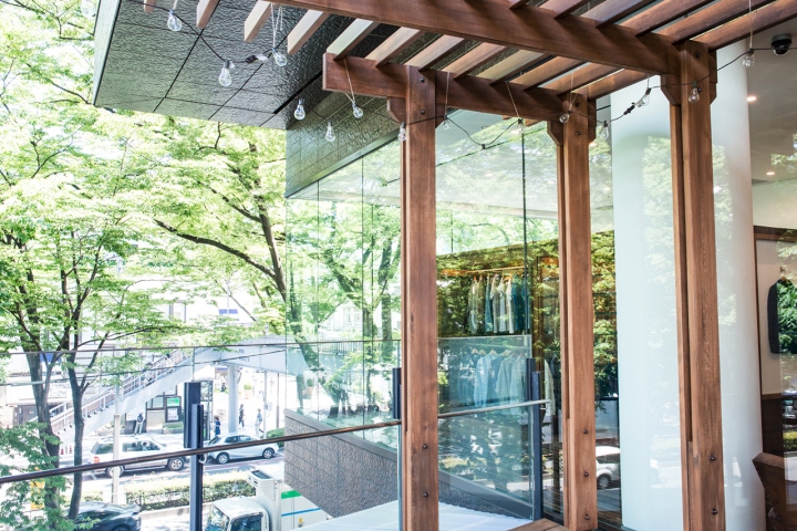 Интерьер обувного магазина visvim и уютная кофейня little cloud coffee в колониальном стиле, токио, япония