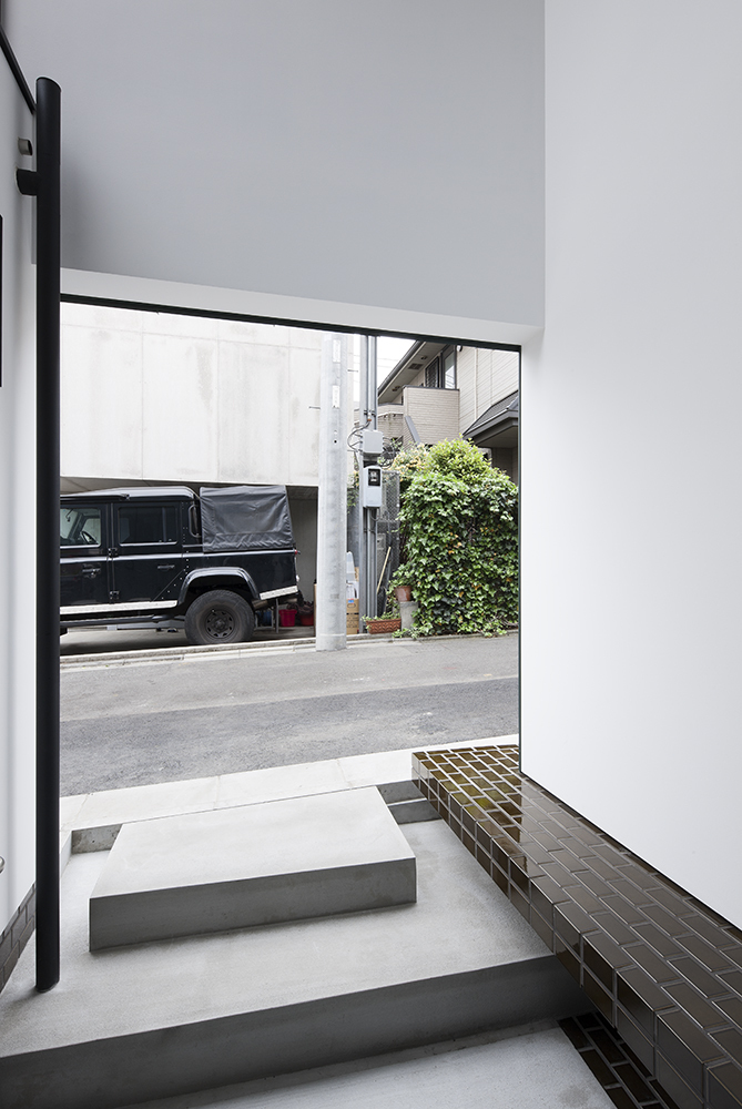 Проект без окон и дверей от компании nobuo araki – оригинальный двухэтажный коттедж mishuku ii в токио для тех, кто ищет уединения