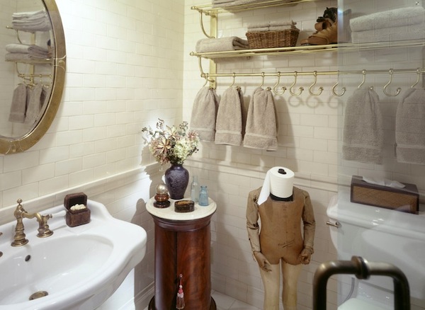 Вдохновляющие дизайнерские идеи для ванной комнаты: стильные стойки и вешалки для полотенец