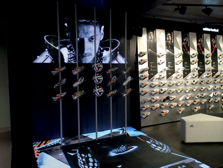 Динамичный интерьер флагманского магазина спортивной одежды 11 teamsports, берлин