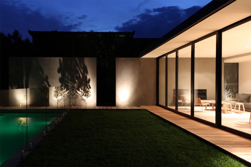 Элегантный проект красивого дома с бассейном и внутренним двором