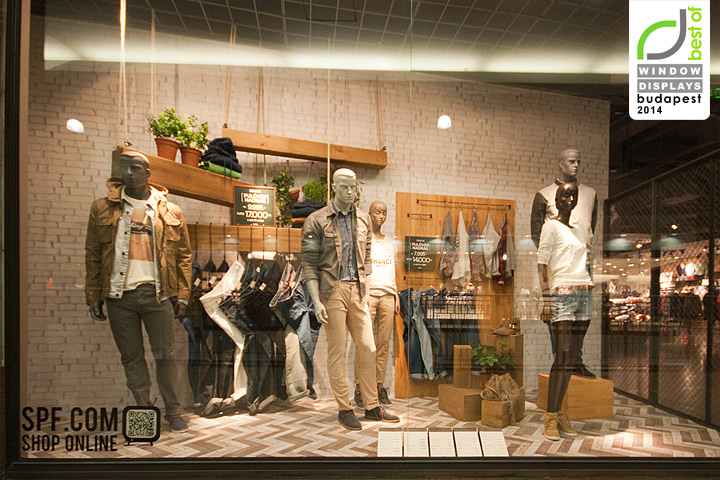 Колоритное оформление витрины магазина повседневной одежды springfield