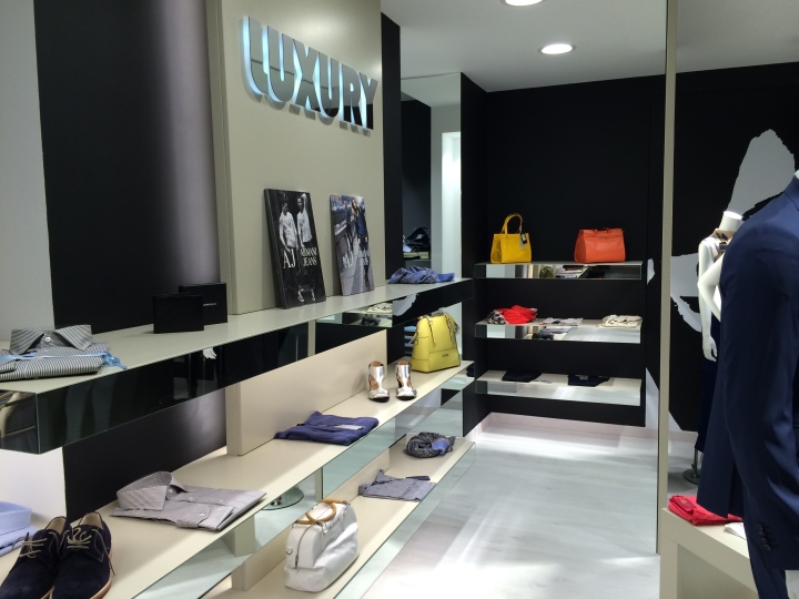 Минималистский дизайн в интерьере магазина одежды luxury