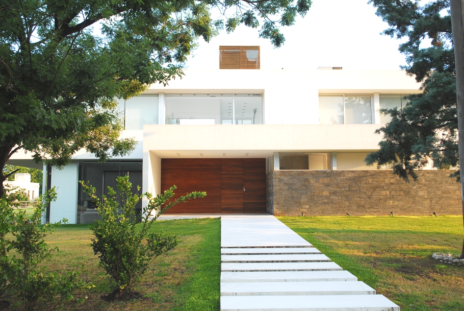 Дом со стеклянными стенами и консольными лестницами: стильный минимализм и творческий простор