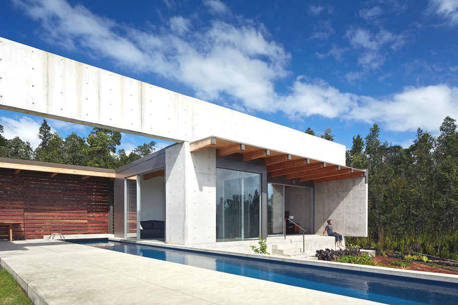 Гармония воды, стекла и бетона в в красивом проекте элитного загородного дома
