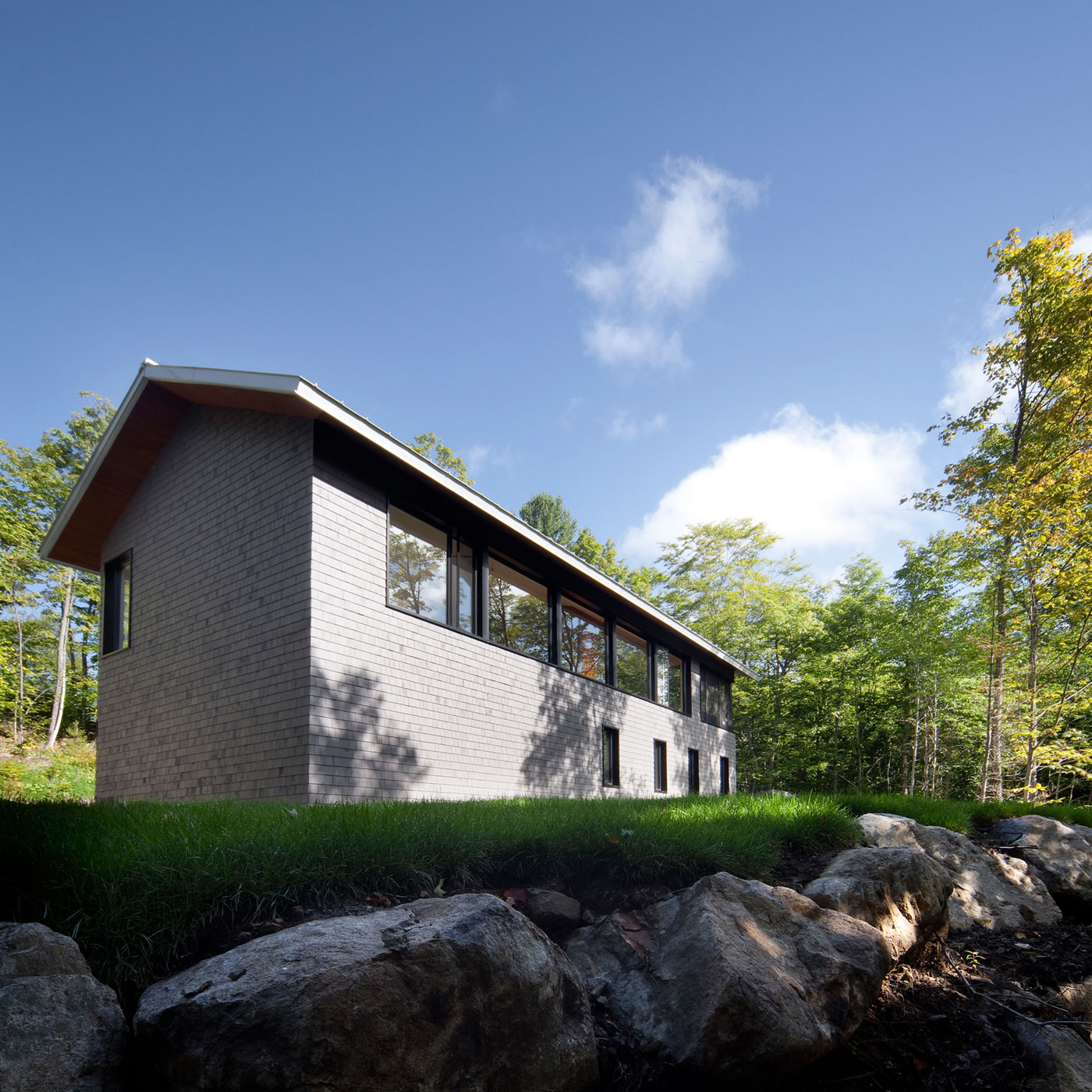 Великолепный дом в скандинавском стиле с панорамным видом