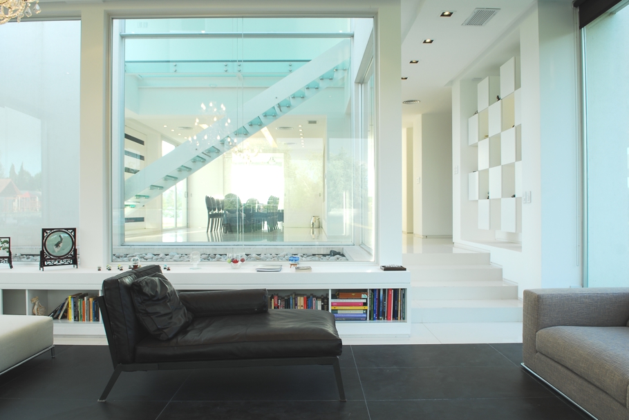 Дом со стеклянными стенами и консольными лестницами: стильный минимализм и творческий простор