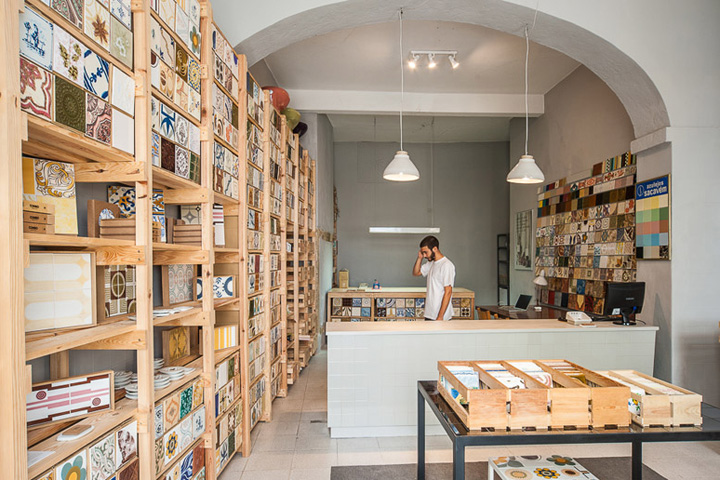 На любой вкус и кошелёк – эргономичный дизайн магазина керамической плитки cortico #038; netos в лиссабоне
