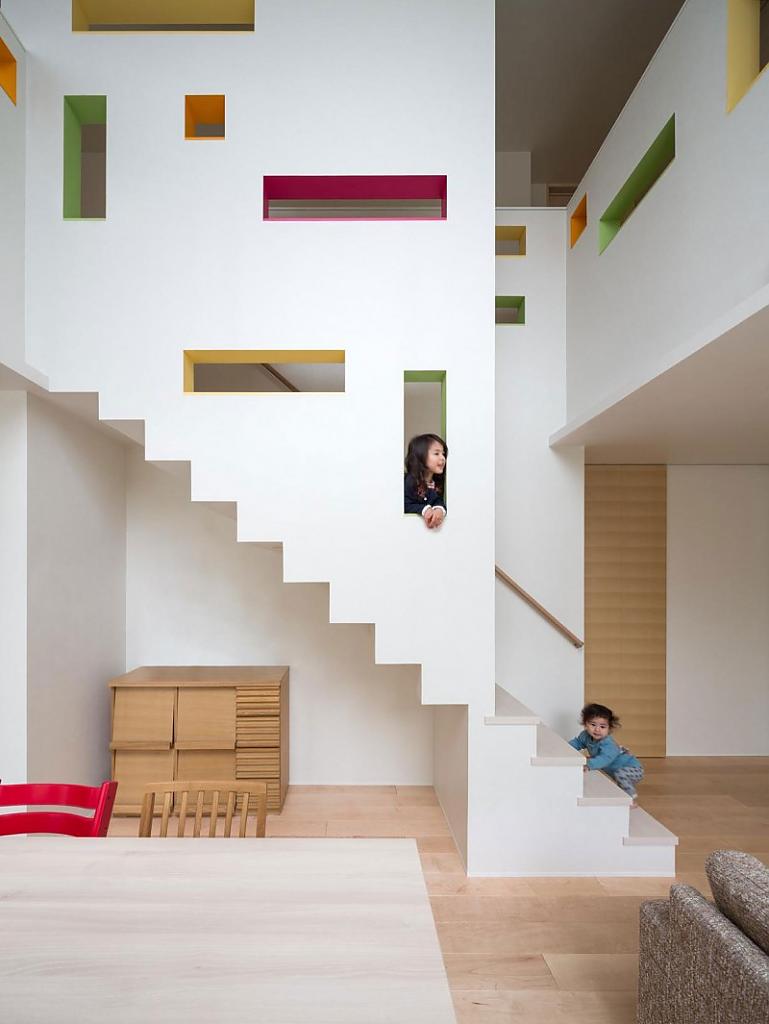 Японский минимализм в современном исполнении: коттедж race round the house от архитектора show co – рай для подрастающих малышей в фукуока