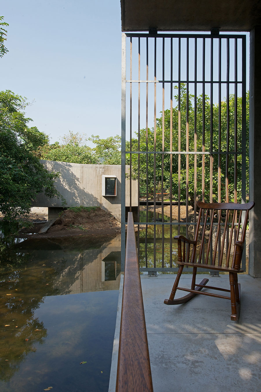 Дом на воде с интерьером в стиле минимализм