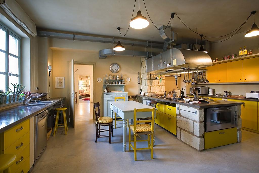 Проекты домов италии от carlo bellini: обновлённый сельский особняк в стиле xix века в розиньяно-монферрато