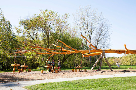Новая жизнь срубленного дерева: потрясающий мини-парк развлечений из поваленного ствола