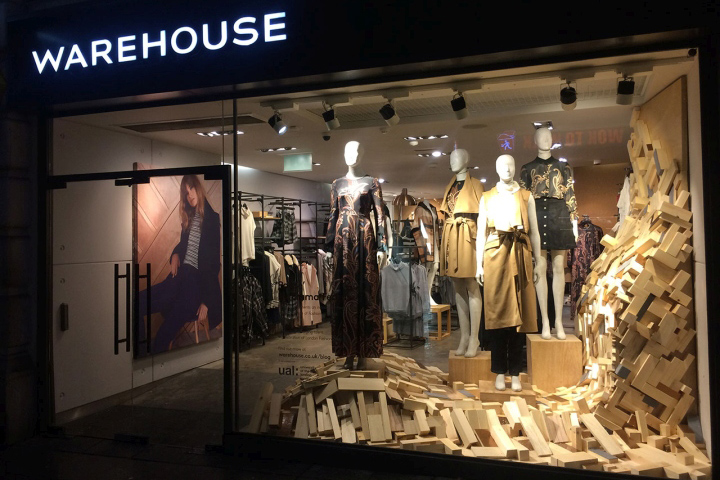 Необычный проект витрины магазина в лондоне заставляет прохожих остановиться