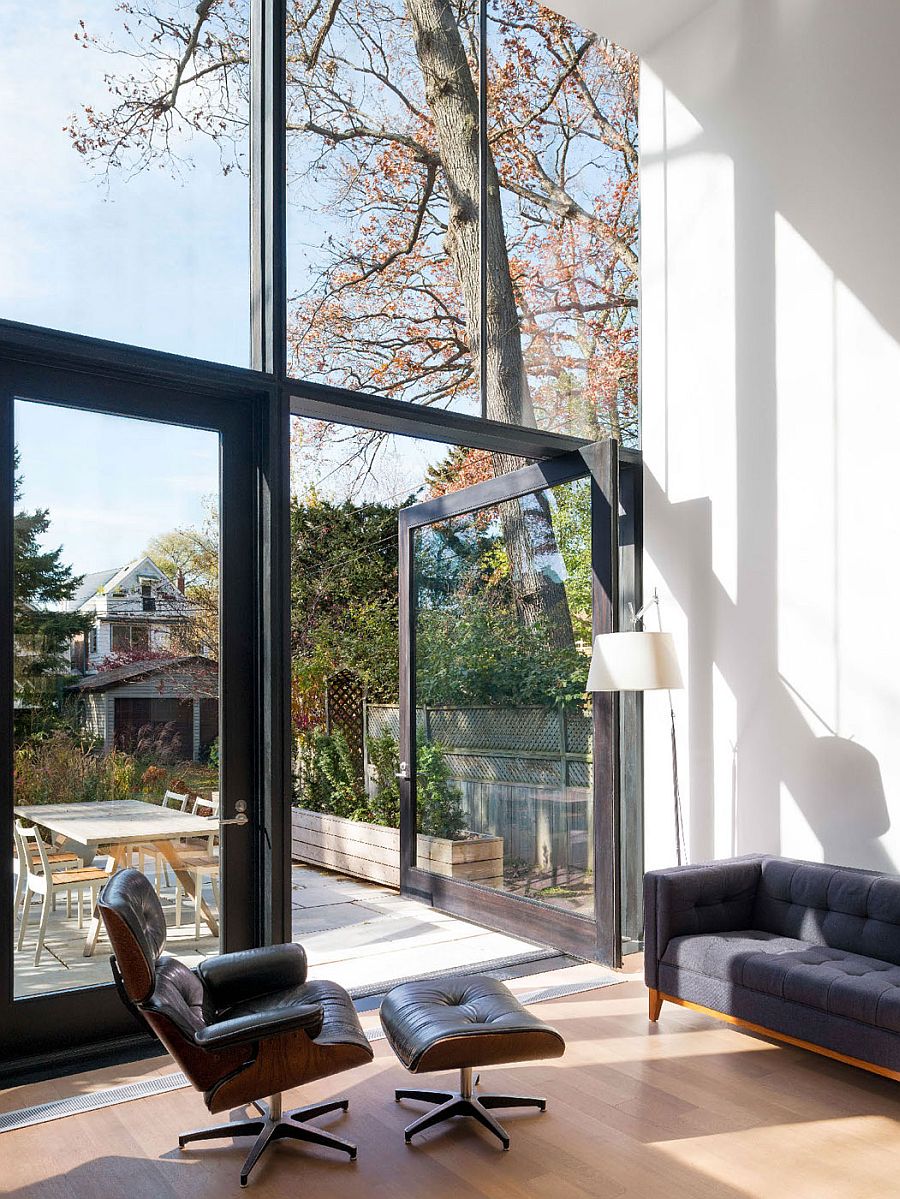 Великолепный дом home charms со стеклянными элементами в отделке