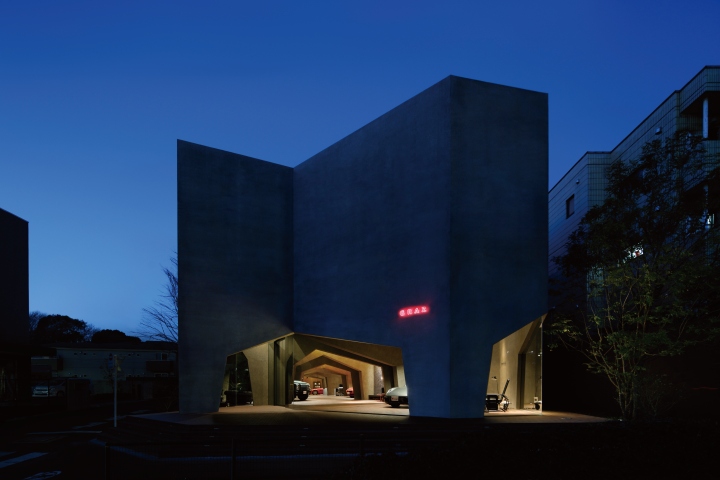 Мультибрендовый салон эксклюзивных автомобилей от hiroshi nakamura и nap architects, токио, япония