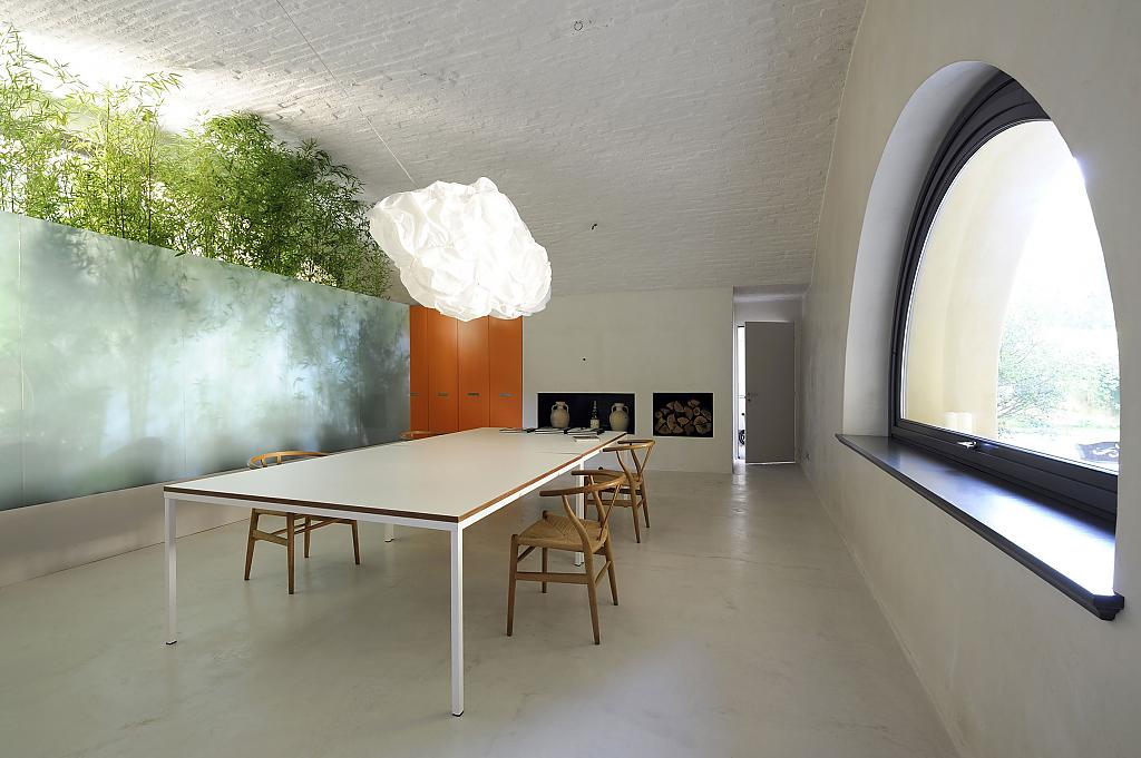 Интерьер дома в стиле минимализм: история бережной реставрации от студии benedini #038; partners, монтонате, италия