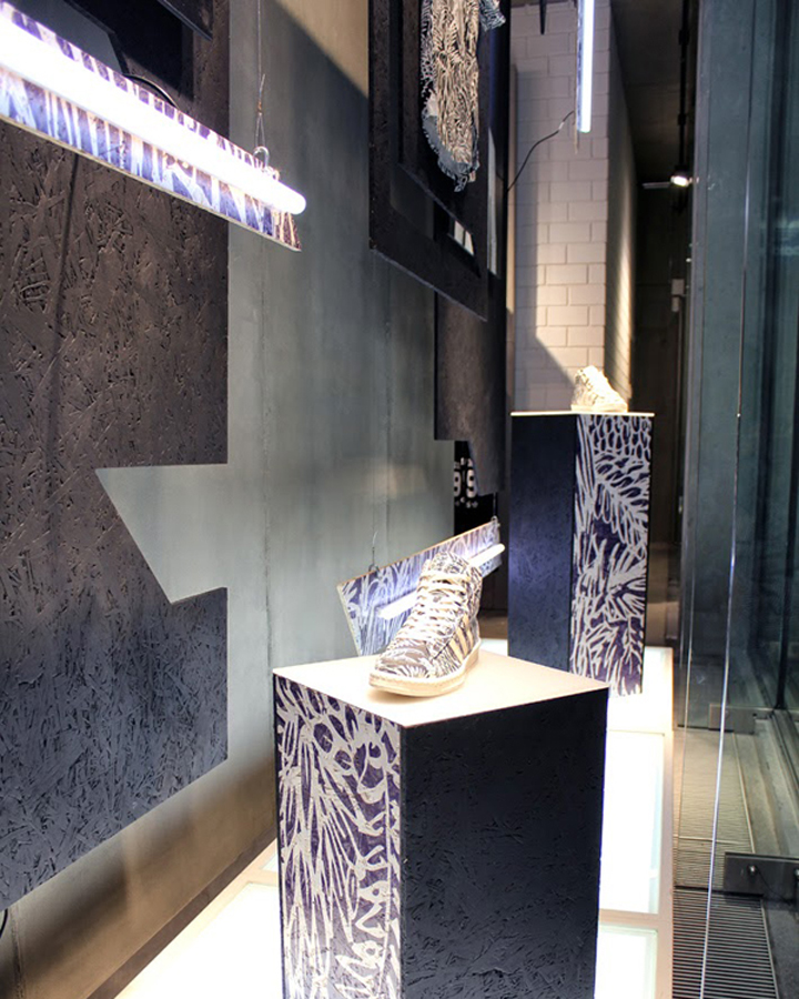 Дизайн витрины брендового магазина adidas для новой коллекции blue – проект от studioxag, берлин