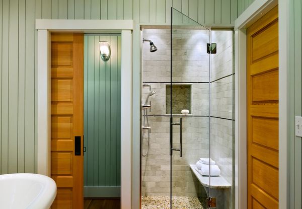 Великолепные примеры стеклянных дверей для душевых кабинок в современной ванной