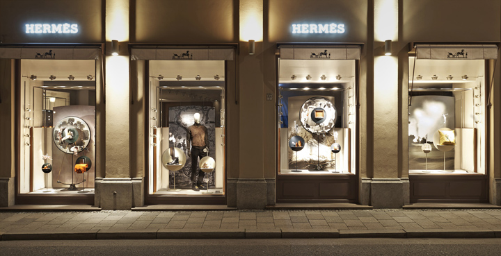 Интересные витрины магазина одежды hermes с новой коллекцией