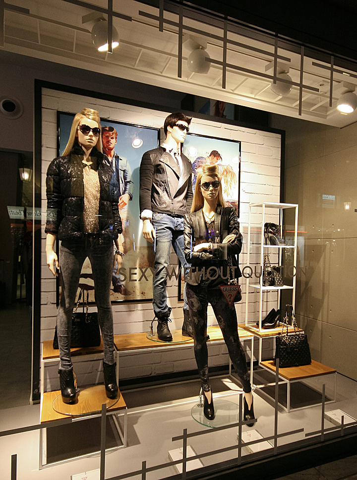 Не признавая авторитетов – магазин guess windows представляет новую коллекцию модной в мюнхене, германия