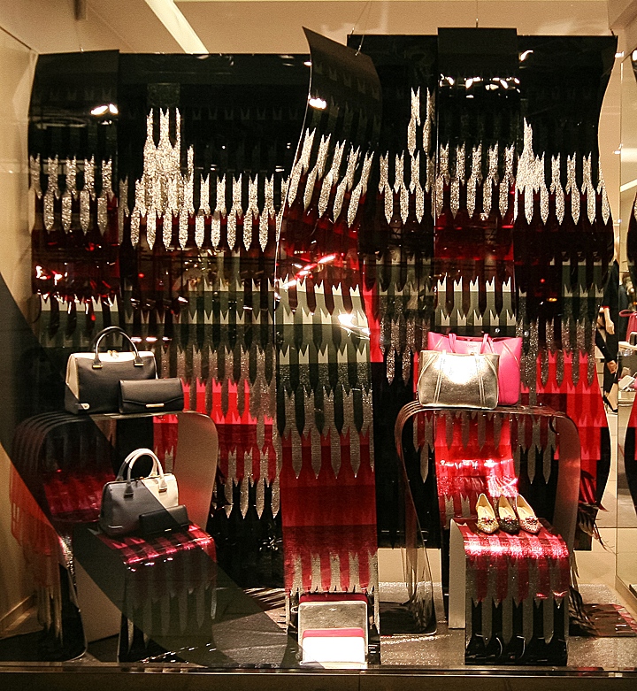 Витрина магазина сумок l.k.bennett в зимнем лондоне – экспрессивная импровизация с цветом и формой