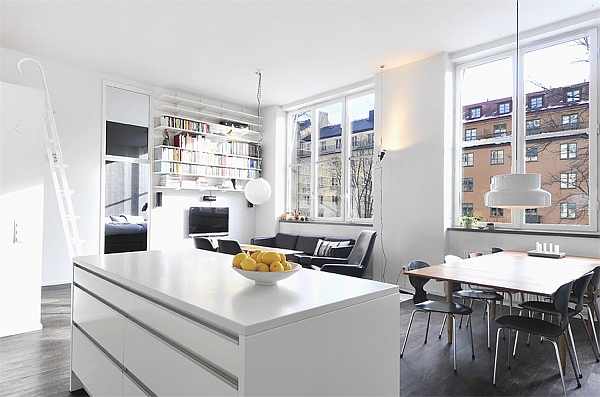 Контрастный чёрно-белый дизайн интерьера гостиной в стиле лофт с высокими потолками в швеции