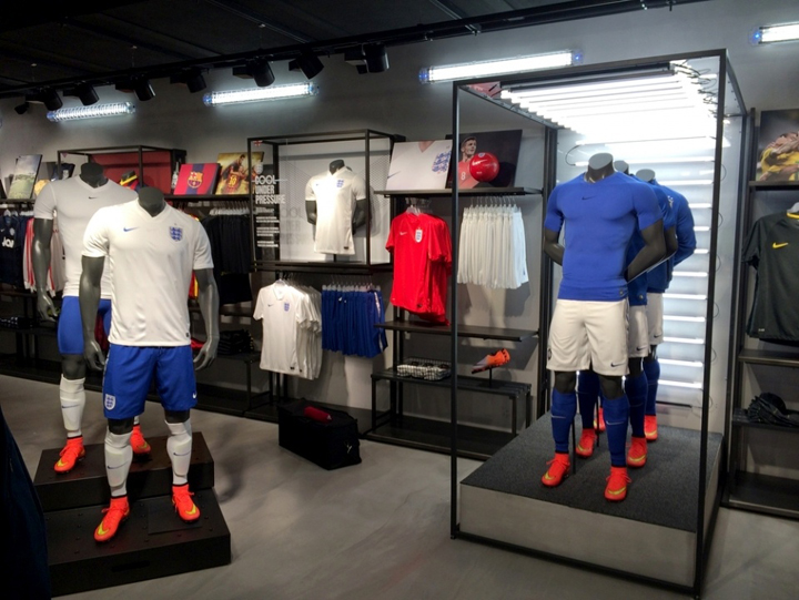 Динамичный интерьер флагманского магазина спортивной одежды 11 teamsports, берлин
