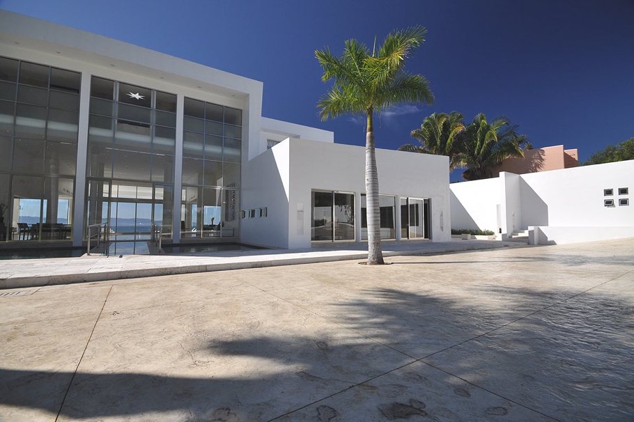 Дом со стеклянным фасадом, или перо небесной птицы: вилла casa china blanca на побережье пуэрто вальярта, мексика