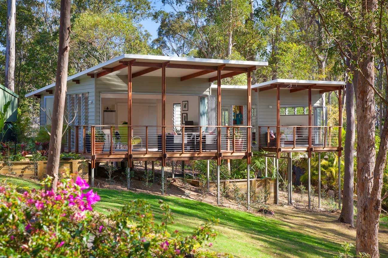 Каркасный дом на лесном склоне: one bedroom granny flat от baahouse+baastudio, брисбен, австралия