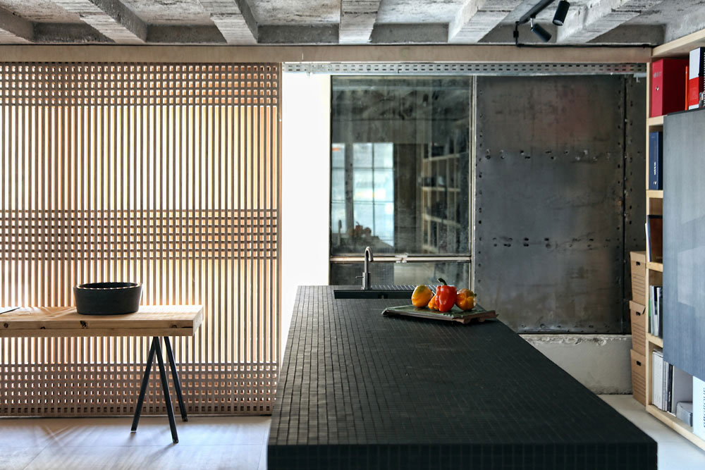 Минималистский дизайн интерьера лофт-апартаментов с декоративными бетонными потолками