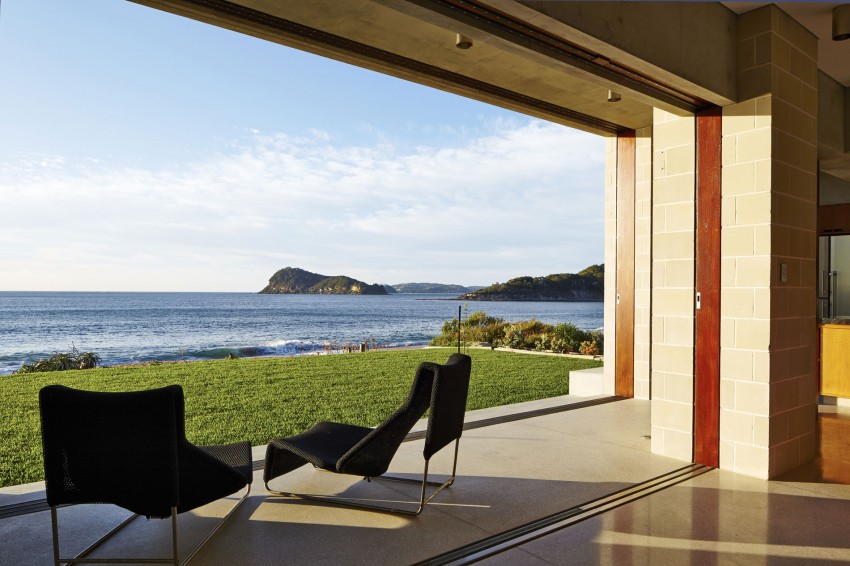 Минималистский проект block house от porebski architects на знаменитом пляже pearl beach, новый южный уэльс, австралия