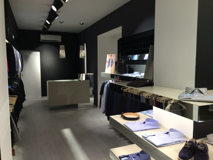 Минималистский дизайн в интерьере магазина одежды luxury