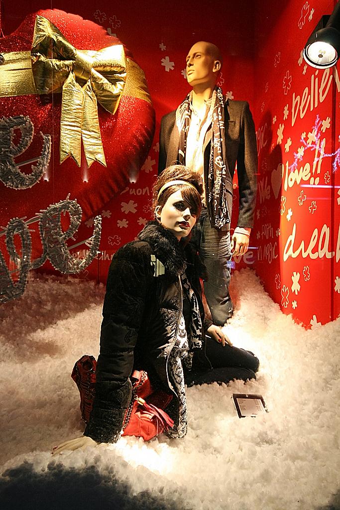 Классическая рождественская витрина знаменитого бренда desigual, лондон, великобритания