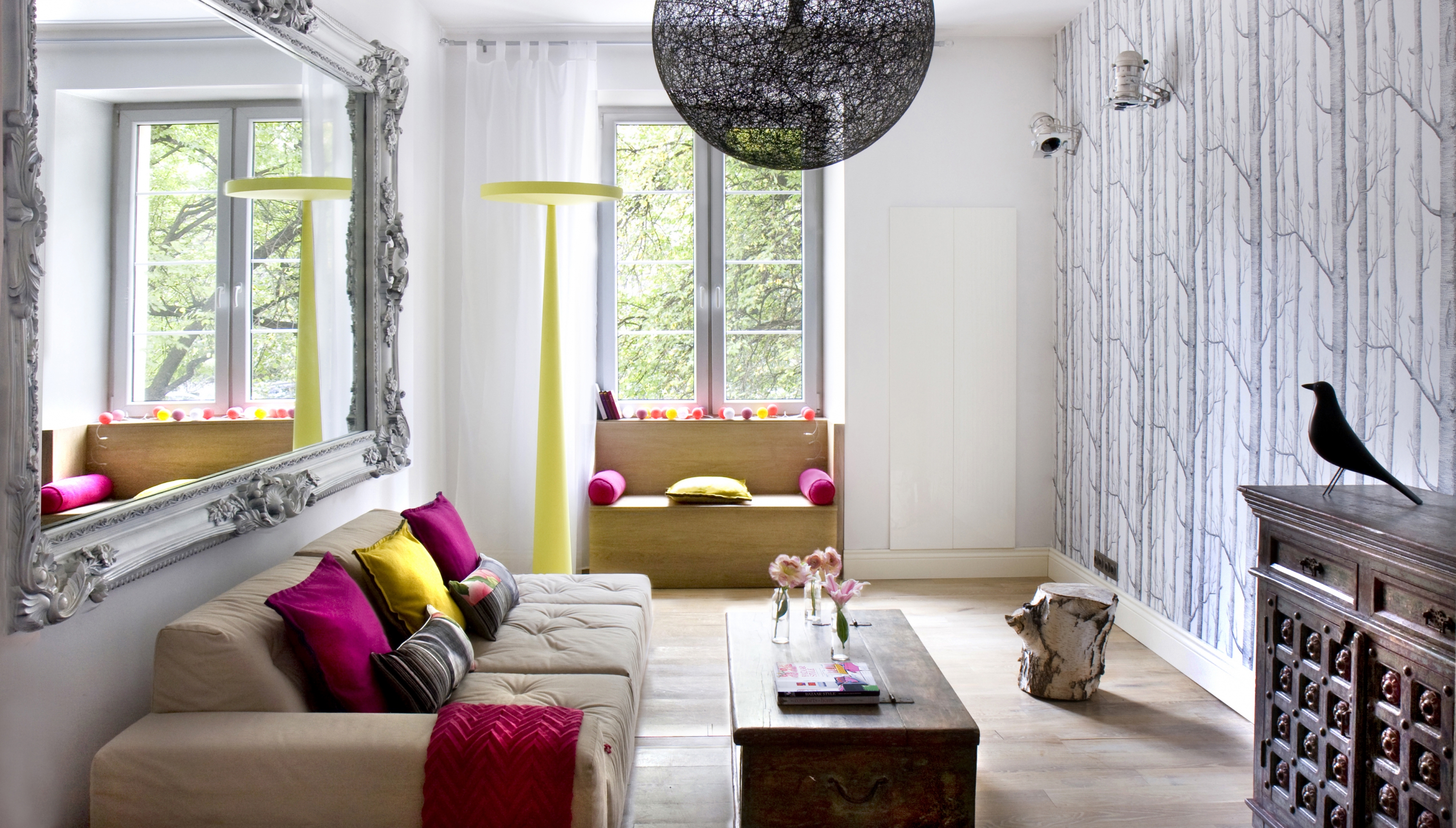 Красивый интерьер гостиной с использованием цвета и дизайнерских приёмов