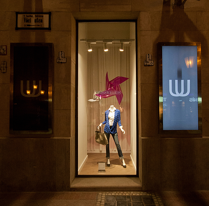 Минималистское оформление витрин магазина модной одежды tatuum, будапешт