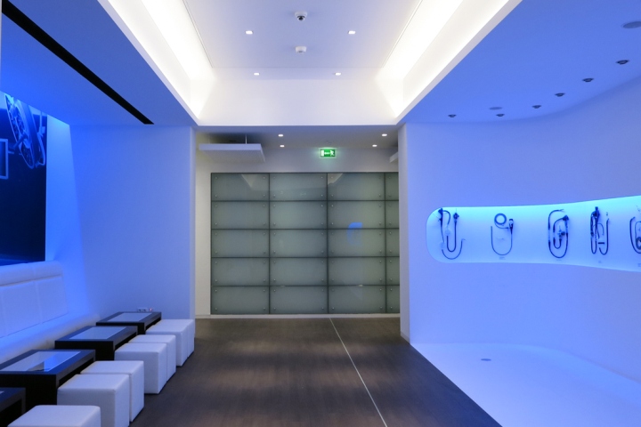 Все оттенки синего в дизайн-проекте шоурума медицинского оборудования olimpus от von weichs architekten #038; licht01