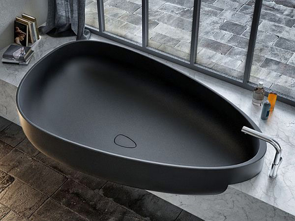Экстравагантная треугольная ванна чёрного цвета от дизайнеров claudia danelon и federico meroni