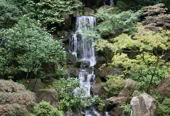 Вода, камни и зелень: минимализм и утончённость японского сада