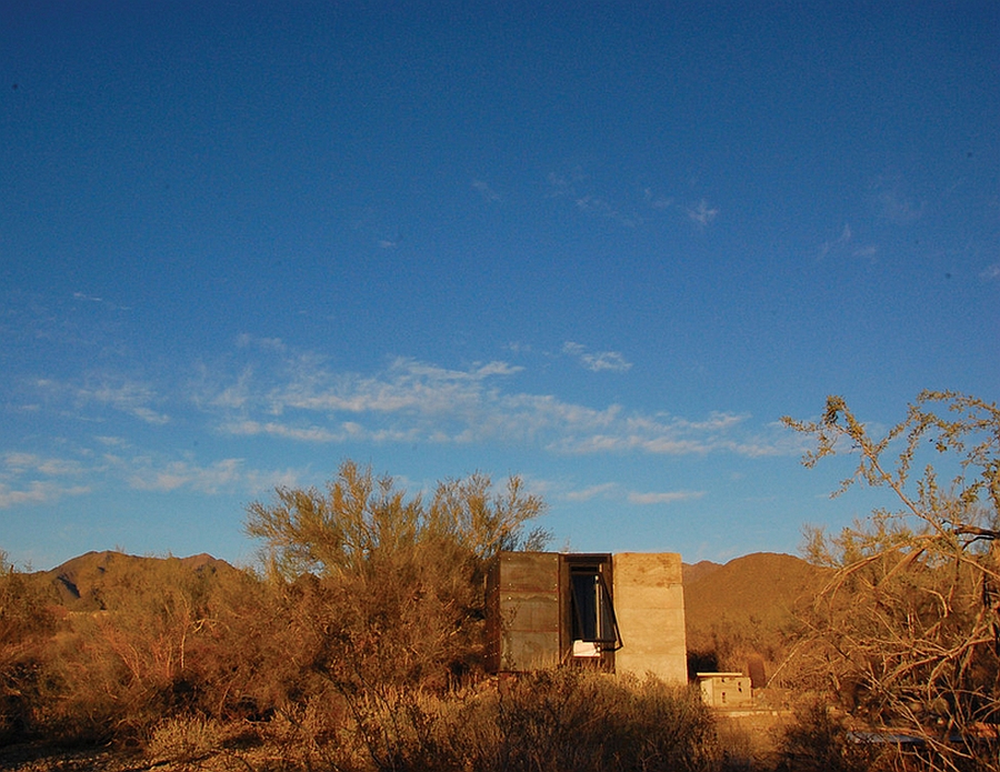 Приют одинокого шахтёра – крохотное жилище miner’s shelter из стекла и стали в голой пустыне